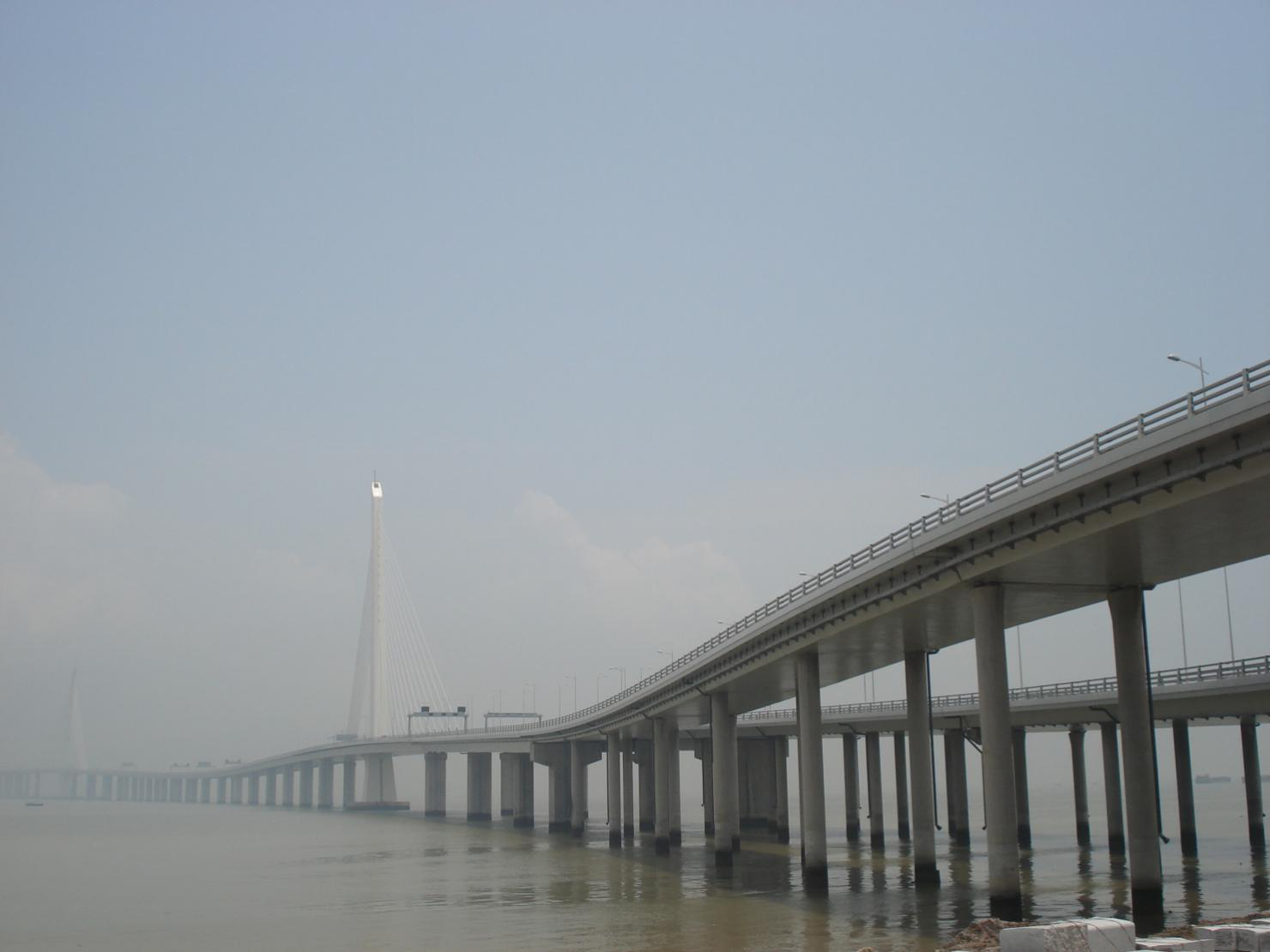 深圳西部通道深灣大橋防撞護(hù)欄防腐
